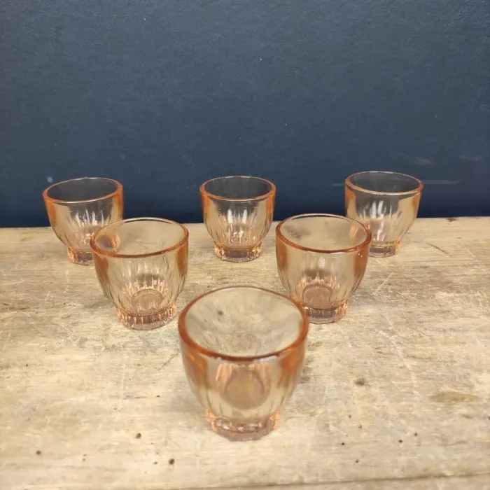 6 Verres à digestifs en verre vintage rose saumon - Le palais des bricoles