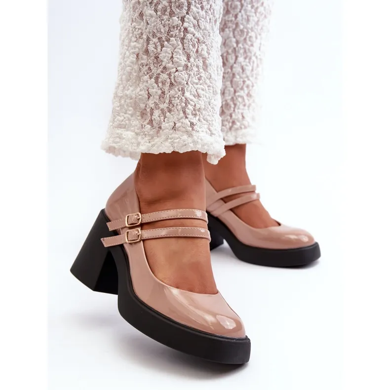 Escarpins vernis beige foncé à talons épais par Halmina