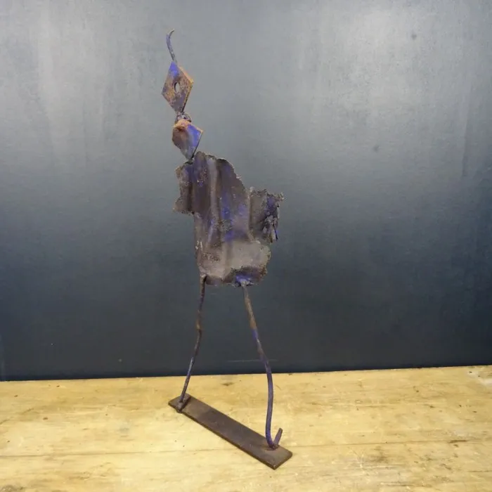Sculpture métal bleu KLEIN "Personnage stylisé filiforme" - Le palais des bricoles