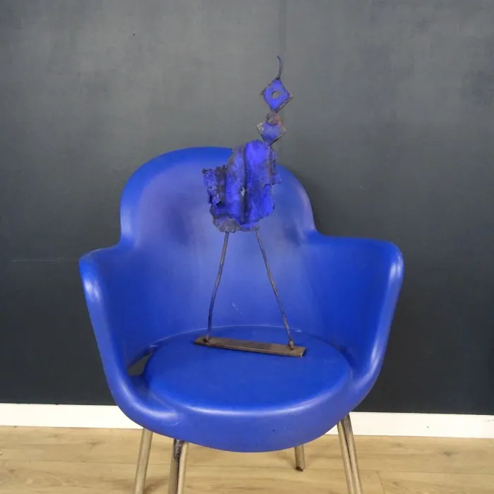 Sculpture métal bleu KLEIN "Personnage stylisé filiforme" - Le palais des bricoles