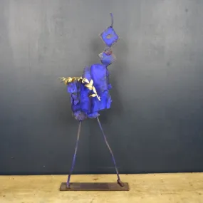 Sculpture métal bleu KLEIN "Personnage stylisé filiforme" - Le palais des bricoles